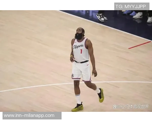 哈登半场表现低迷仅得1分却送出10次助攻展现团队精神